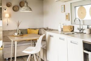 A kitchen or kitchenette at Tiny House im Salzburger Seenland mit Bergpanorama