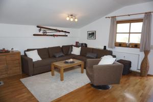 ein Wohnzimmer mit einem Sofa und einem Tisch in der Unterkunft Panorama-Apartment Fürth in Aufhausen