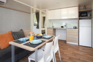 Kuchyňa alebo kuchynka v ubytovaní Medora Orbis Mobile Homes & Glamping