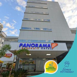 un edificio con una señal delante de él en Hotel Panorama Economic en Ipatinga