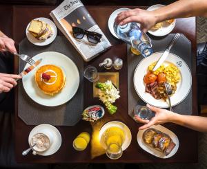 uma mesa com pratos de comida em cima em InterContinental New York Barclay Hotel, an IHG Hotel em Nova York