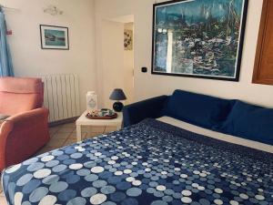una camera con un letto blu e bianco e una sedia di Casetta nel cuore di Napoli con Terrazzo a Napoli