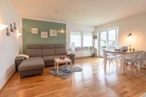 ein Wohn- und Esszimmer mit einer Couch und einem Tisch in der Unterkunft Alpenglöckchen in Sonthofen