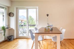 ein Esszimmer mit einem Tisch und weißen Stühlen in der Unterkunft Alpenglöckchen in Sonthofen + 2 Fotos