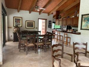 a kitchen and dining room with a table and chairs at Un oasis de tranquilidad y diversión familiar in Yautepec