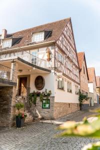 a building in the middle of a cobblestone street at Gasthaus & Weingut zum Stern in Sulzfeld am Main