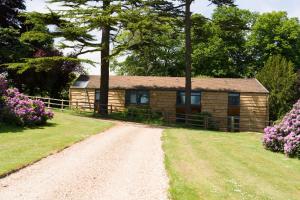 une petite cabane en rondins sur un chemin de terre dans l'établissement The Garden House B&B, à Bristol