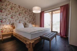 Un dormitorio con una cama grande y una ventana en Edersee-Chalet, en Waldeck