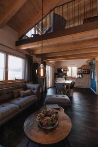 ein Wohnzimmer mit einem Sofa und einem Tisch in der Unterkunft Edersee-Chalet in Waldeck
