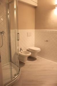 ein Bad mit einem WC, einem Waschbecken und einer Dusche in der Unterkunft Agriturismo Cascina Carai in Marone
