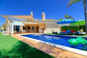 韋爾都勒博的住宿－Villa Vale Do Lobo 176 - 4 Bedroom villa - Great pool area - WiFi and Air conditioning，房屋前有游泳池的房子