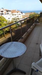 un tavolo su un balcone con vista su una strada di Nesebar Vigo Panorama Private Studios a Nesebar