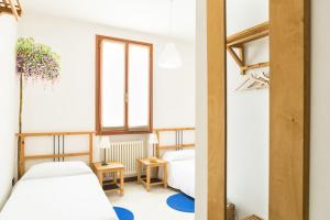 1 dormitorio con 2 camas y ventana en B&B Murolungo, en San Lazzaro di Savena
