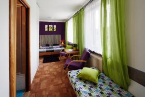 ヤンスケー・ラーズニェにあるPension U slunceのベッドと窓のある部屋、ベッドルーム1室が備わります。