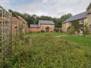 Un patio vacío en una casa con una cerca en The Nest at the Round House, en Warminster