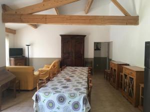 Gite Sainte Octime في Sardan: غرفة طعام مع طاولة وكراسي