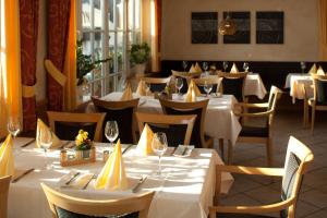 En restaurant eller et andet spisested på Luckai Hotel & Restaurant Inhaber Dennis Burmann