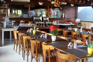 un comedor con mesas y sillas en un restaurante en Pousada Angra do Porto, en Porto de Galinhas