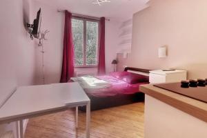 Una cama o camas en una habitación de Rouen hyper centre ville Palais de Justice