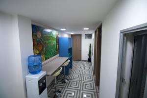 金巴亚PARIS. HOTEL的带有检查室的病房走廊