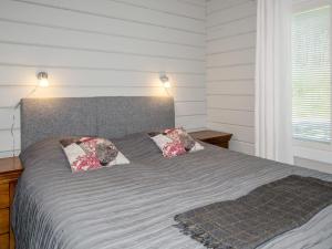 - une chambre avec un grand lit et 2 oreillers dans l'établissement Holiday Home Villa valo by Interhome, à Kolinkylä