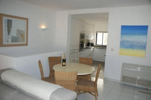 cocina y comedor con mesa y sillas en Villa Vale Do Lobo 186 - 4 Bedroom villa - WiFi and Air conditioning - Great for families, en Vale do Lobo