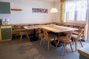 Reštaurácia alebo iné gastronomické zariadenie v ubytovaní Haus Karin