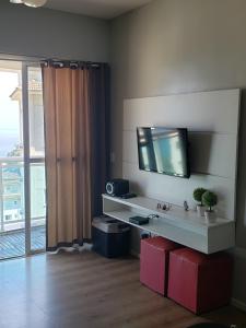 Una televisión o centro de entretenimiento en Porto Real Resort Apartmento