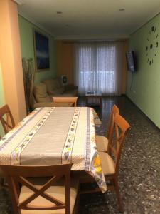 a room with a table and chairs and a couch at Apartament Magnífico in Paiporta