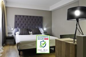 1 dormitorio con 1 cama con un cartel delante en Zenit Abeba, en Madrid
