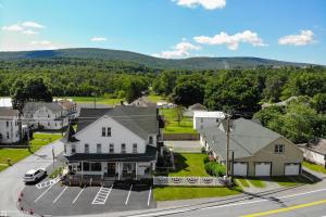 uma vista aérea de uma casa e de uma rua em Lizard Creek Inn em Andreas