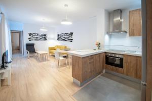 a kitchen and living room with a table and chairs at Apartamento Colon en Cadiz in Cádiz