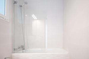 a white shower with a glass door in a bathroom at Apartamento Colon en Cadiz in Cádiz +26 photos