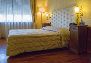 Postel nebo postele na pokoji v ubytování Hotel Continental