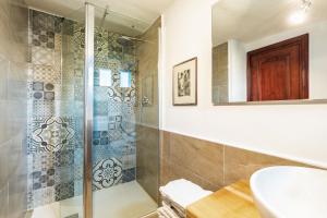 奥罗塞伊Hotel S'Ortale con Parcheggio interno e Ristorante all'aperto的带淋浴和水槽的浴室