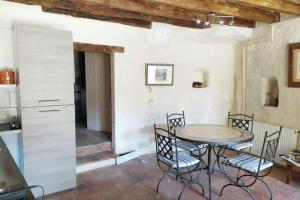 a kitchen with a table and chairs in a room at Le Refuge des Elfes in Bourré