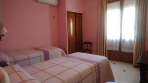 Ένα ή περισσότερα κρεβάτια σε δωμάτιο στο Hostal Don Jaime I y II