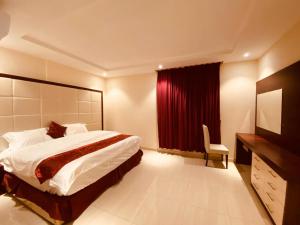 เตียงในห้องที่ Al Hayat Al Marina Suites