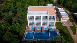 Бассейн в Alonaki Resort или поблизости
