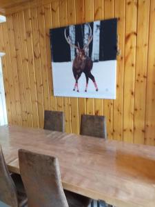 ein Bild eines Elchs, der an einer Wand hängt in der Unterkunft Chalet Plein Sud in Montgenèvre