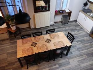 einen Holztisch und Stühle in einem Zimmer in der Unterkunft Laissey-vous tenter in Laissey