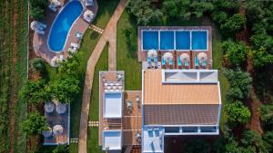 Бассейн в Alonaki Resort или поблизости
