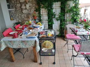 מסעדה או מקום אחר לאכול בו ב-B&B da Paolo con vista Lago di Garda