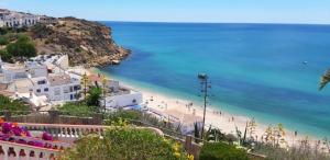 una vista de una playa y el océano en Cantinho do Burgau, en Burgau