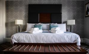 sypialnia z dużym łóżkiem z ręcznikami w obiekcie The Portree Hotel w mieście Portree