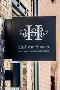 um sinal para uma carrinha quente num edifício em Hof van Stayen em Sint-Truiden