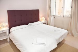 Een bed of bedden in een kamer bij Apartamentos Unisierra