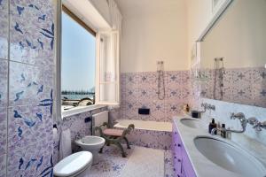 a bathroom with a sink and a toilet and a tub at Casa d'artista B&B in Alassio