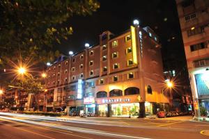 un edificio en una calle de la ciudad por la noche en Young Soarlan Hotel - Tainan, en Tainan