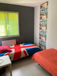 sypialnia z 2 łóżkami i oknem w obiekcie BEAUN'MAISON Spa Piscine Borne électrique w mieście Beaune